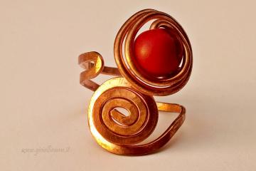Anello fatto a mano in rame Maat, particolare