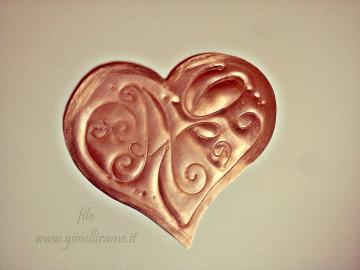 Segnalibro artigianale in rame a forma di cuore con incise le lettere A e E