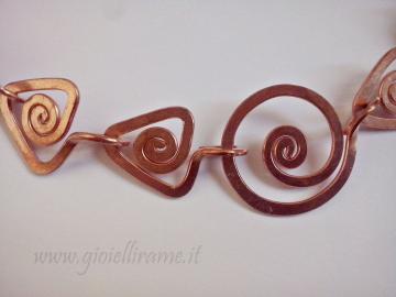 Bracciale artigianale in rame Izar, particolare centrale