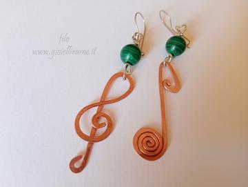 Orecchini artigianali in rame con malachite a forma di chiave di violino e nota musicale