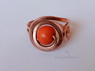 Anello in rame artigianale Estia con seme arancione