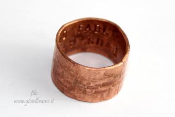 Anello artigianale in rame su misura con incisione personalizzata