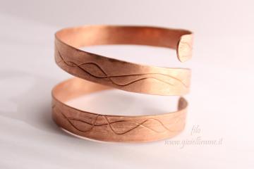 Bracciale in rame rigido con incisione realizzata a mano