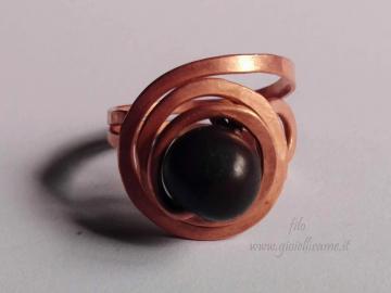 Anello in rame fatto a mano Seth con seme di Açaì