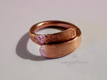 Anello artigianale in rame realizzato su misura