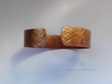 Bracciale in rame fatto a mano e personalizzato con incisione
