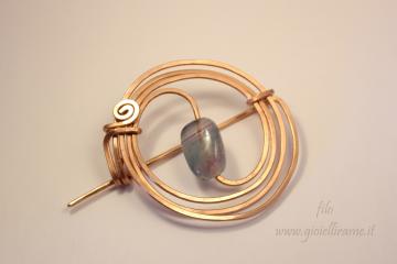 Spilla artigianale in rame e pietra di Fluorite