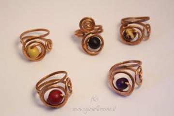 Anelli artigianali in rame e semi colorati di Açaì