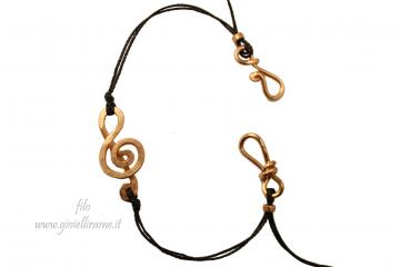 Bracciale artigianale unisex con chiave di violino e filo nero