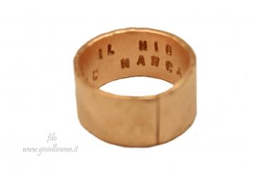 Anello artigianale in rame con incisione su commissione
