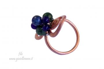 Anello artigianale in rame con lapislazzulo, agata verde e ametista