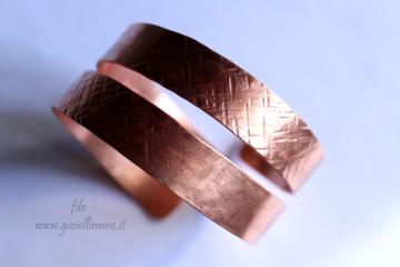 Bracciale in rame con incisione interna realizzato a mano su commissione