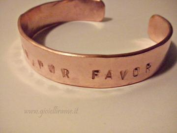 Bracciale in rame artigianale con scritta "mas amor, por favor"