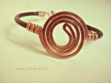 Bracciale artigianale in rame e cuoio nero Vortice di rame