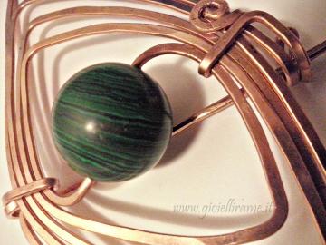 Spilla in rame artigianale con pietra di malachite