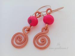 Piccoli orecchini artigianali in rame e semi di Açaì rosa Pink