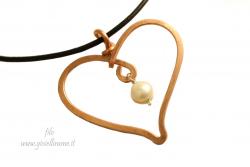 Ciondolo artigianale in rame a forma di cuore con perla di fiume