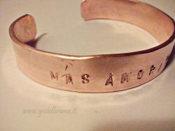 Bracciale artigianale in rame con scritta "mas amor, por favor"